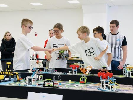 FLL ekipa SuperJufke in brihtne buče odšla na svetovno prvenstvo FLL v Avstralijo 2